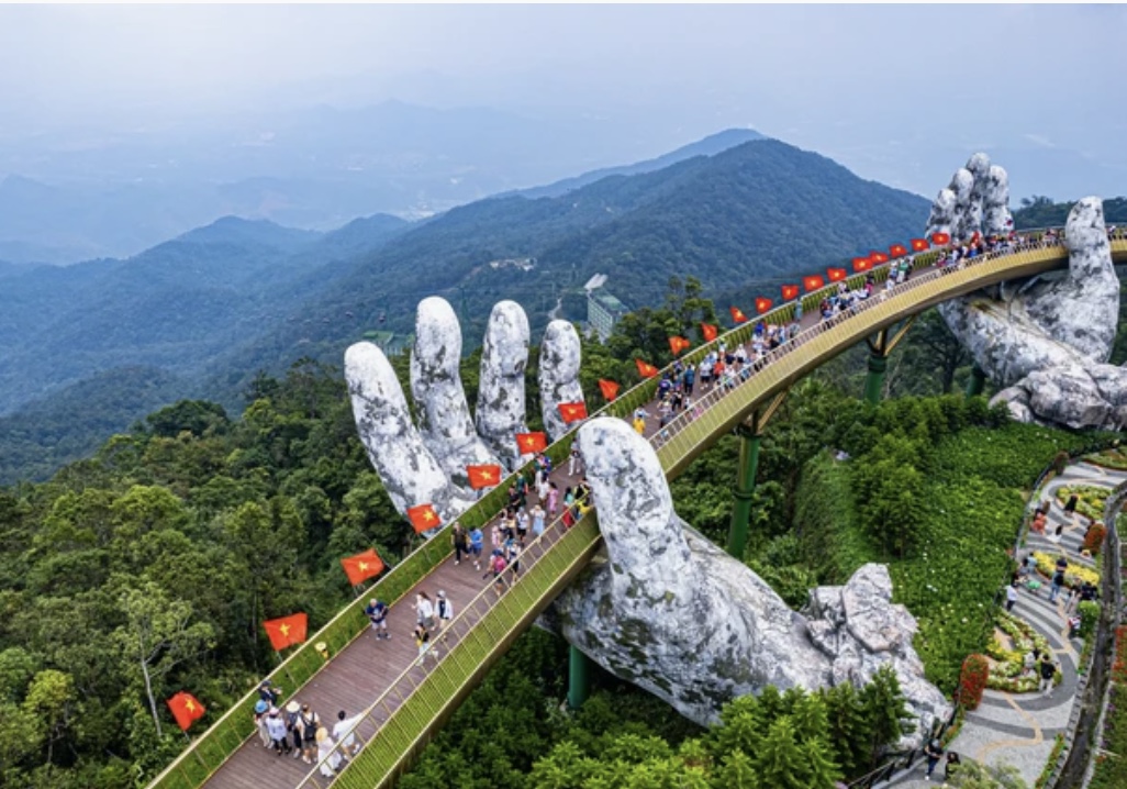 Khách du lịch tham quan Cầu Vàng dịp lễ 02/9/2023