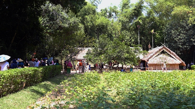 Dịp nghỉ lễ năm nay, lượng kh&aacute;ch đến khu di t&iacute;ch Quốc gia đặc biệt Kim Li&ecirc;n tăng mạnh so với c&aacute;c năm.