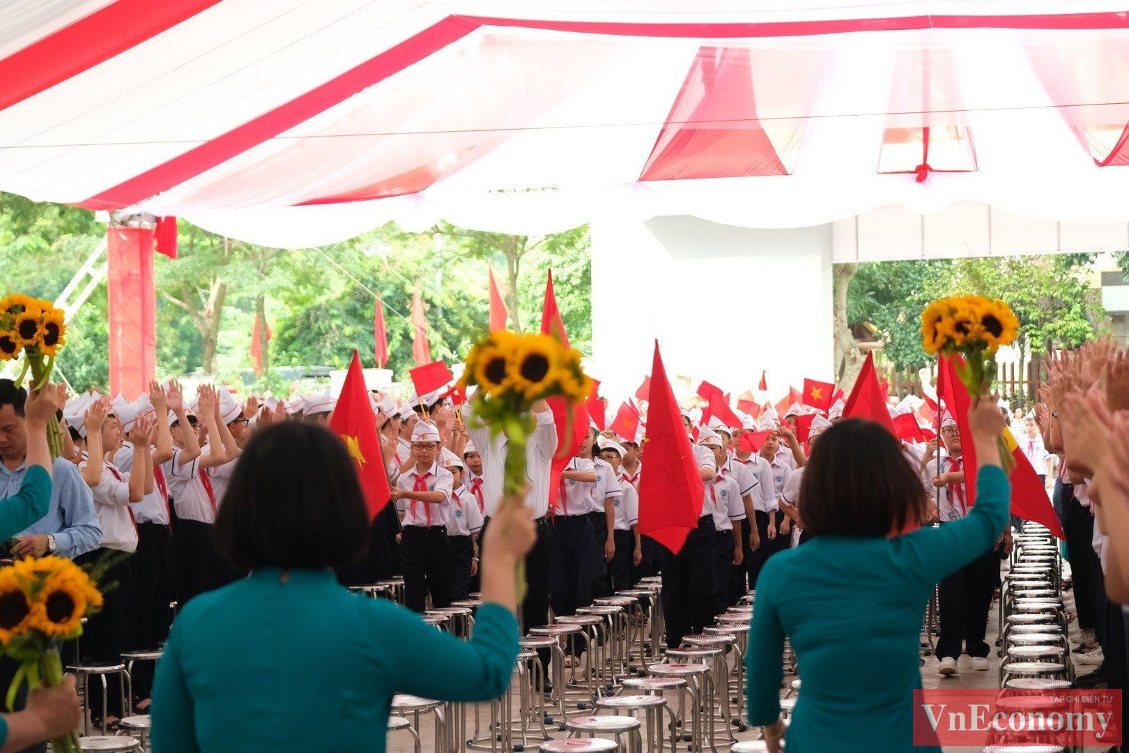 C&ugrave;ng với hơn 20 triệu học sinh tr&ecirc;n cả nước, thầy tr&ograve; to&agrave;n ng&agrave;nh Gi&aacute;o dục Thủ đ&ocirc; quyết t&acirc;m ho&agrave;n th&agrave;nh tốt chủ đề năm học l&agrave; &ldquo;Đo&agrave;n kết, kỷ cương, s&aacute;ng tạo, tiếp tục đổi mới, n&acirc;ng cao chất lượng gi&aacute;o dục v&agrave; đ&agrave;o tạo&rdquo;.