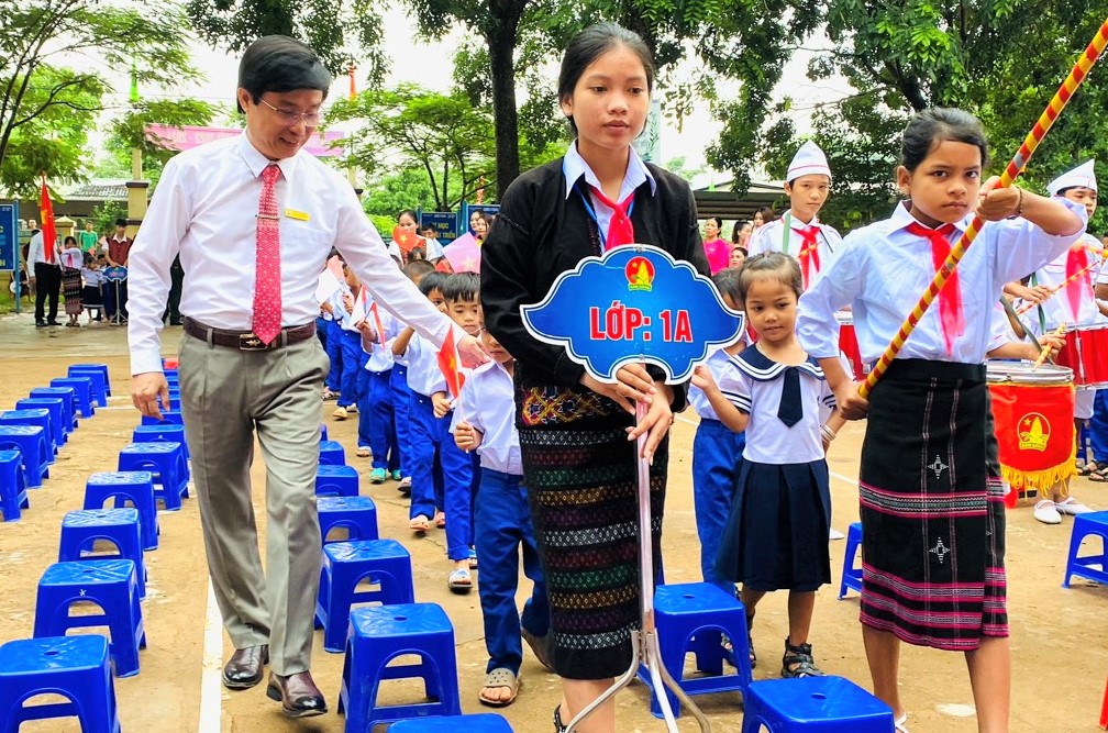 Nằm ở giáp biên giới Việt – Lào với phần lớn là học sinh là người đồng bào thiểu số, Trường Tiểu học và Trung học cơ sở A Xing (huyện Hướng Hóa, tỉnh Quảng Trị) tổ chức lễ khai giảng năm học mới ngắn gọn, kết hợp thêm sinh hoạt ngoại khóa về biển đảo cho học sinh.