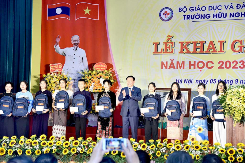 Chủ tịch Quốc hội Vương Đình Huệ tặng quà các học sinh tiêu biểu. Ảnh: TTXVN