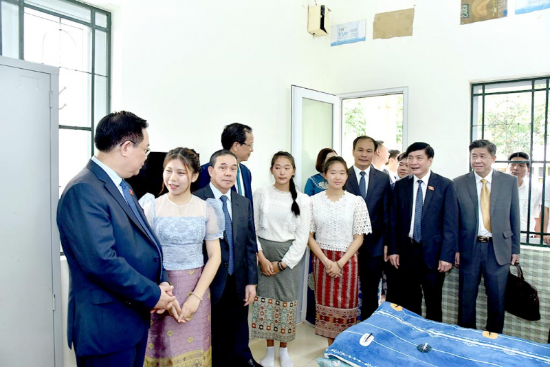 Chủ tịch Quốc hội Vương Đình Huệ thăm ký túc xá của trường. Ảnh: TTXVN