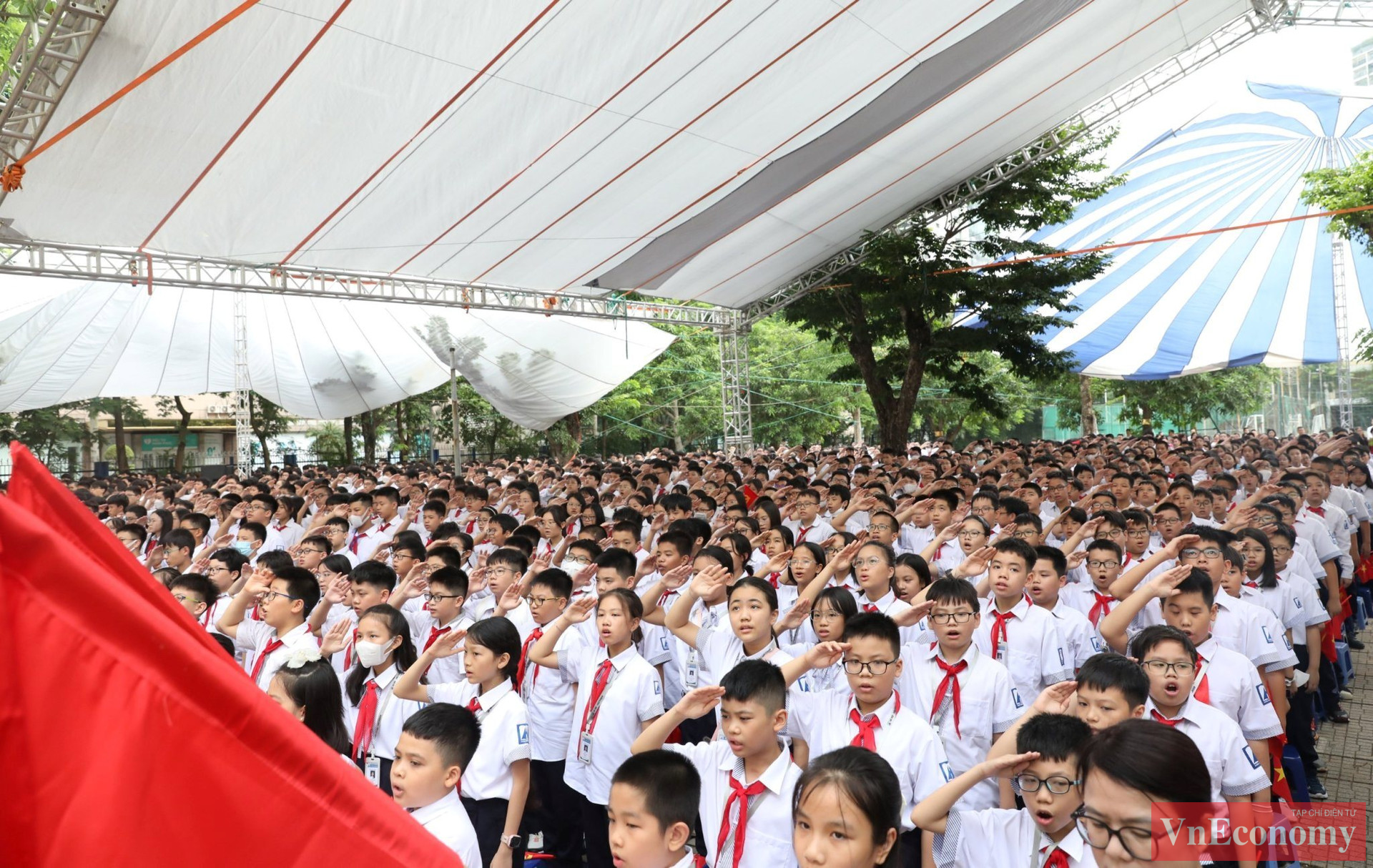 Ủy viên Trung ương Đảng, Phó Bí thư Thành ủy, Chủ tịch UBND thành phố Hà Nội Trần Sỹ Thanh đến dự lễ khai giảng năm học 2023-2024 tại Trường THPT chuyên Hà Nội - Amsterdam.
