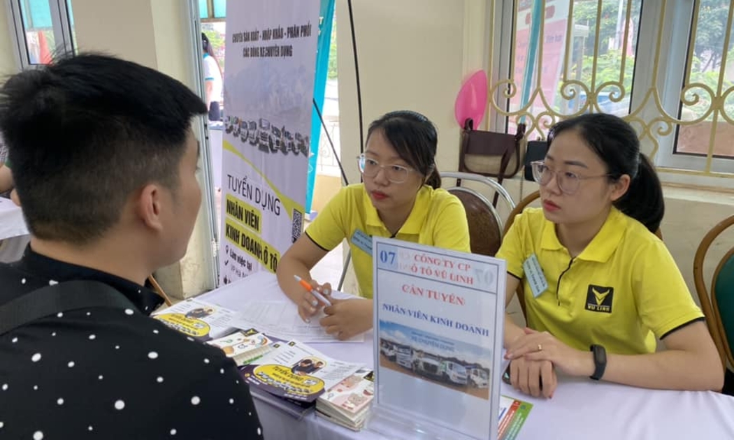 Không phải mọi trường hợp có hợp đồng lao động đều thuộc diện tham gia bảo hiểm thất nghiệp. Ảnh minh họa - N.Dương.