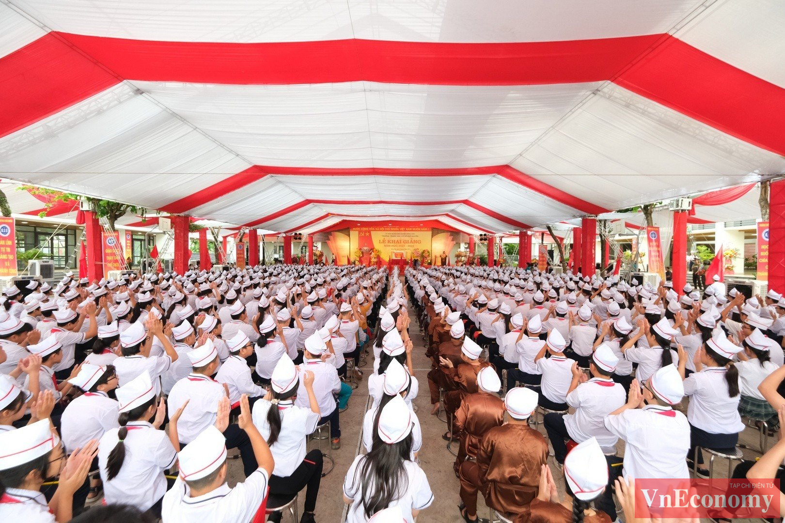 Năm học n&agrave;y, H&agrave; Nội c&oacute; hơn 2,3 triệu học sinh c&aacute;c cấp từ mầm non, tiểu học, THCS, THPT với 2.800 cơ sở gi&aacute;o dục.&nbsp;