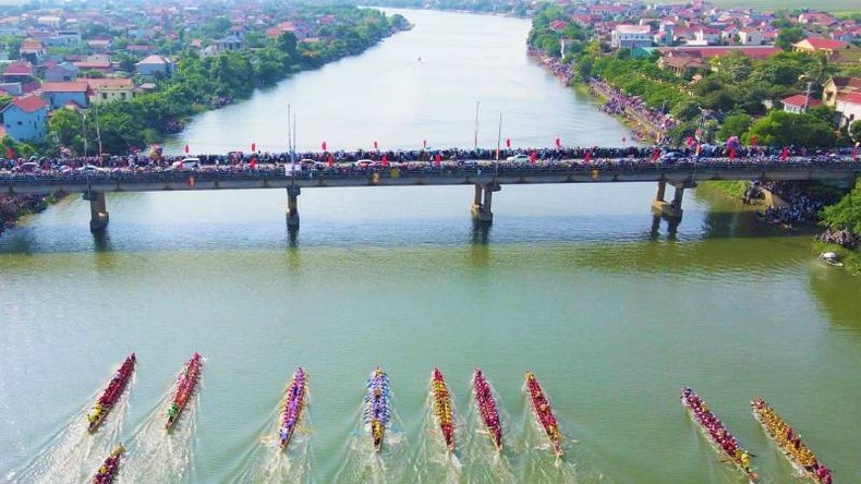 Lễ hội đua thuyền truyền thống tr&ecirc;n s&ocirc;ng Kiến Giang (Quảng B&igrave;nh) dần trở th&agrave;nh hoạt động văn h&oacute;a-du lịch thu h&uacute;t đ&ocirc;ng du kh&aacute;ch tham gia