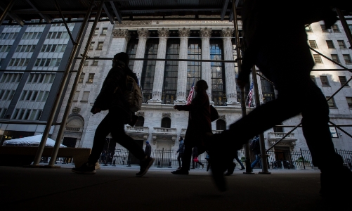 Giới kinh tế học bi quan về kinh tế toàn cầu năm 2024 vì lãi suất cao