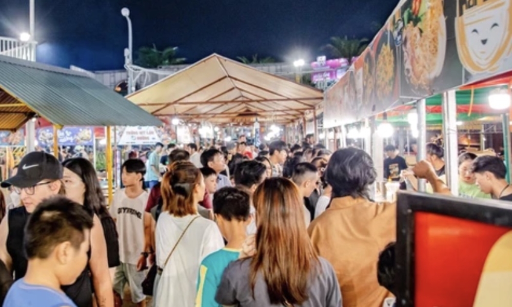 Khách du lịch tại khu chợ đêm 