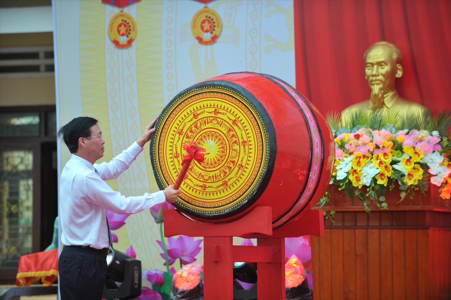 Chủ tịch nước đ&aacute;nh trống khai giảng năm học mới. Ảnh - TTXVN.&nbsp;