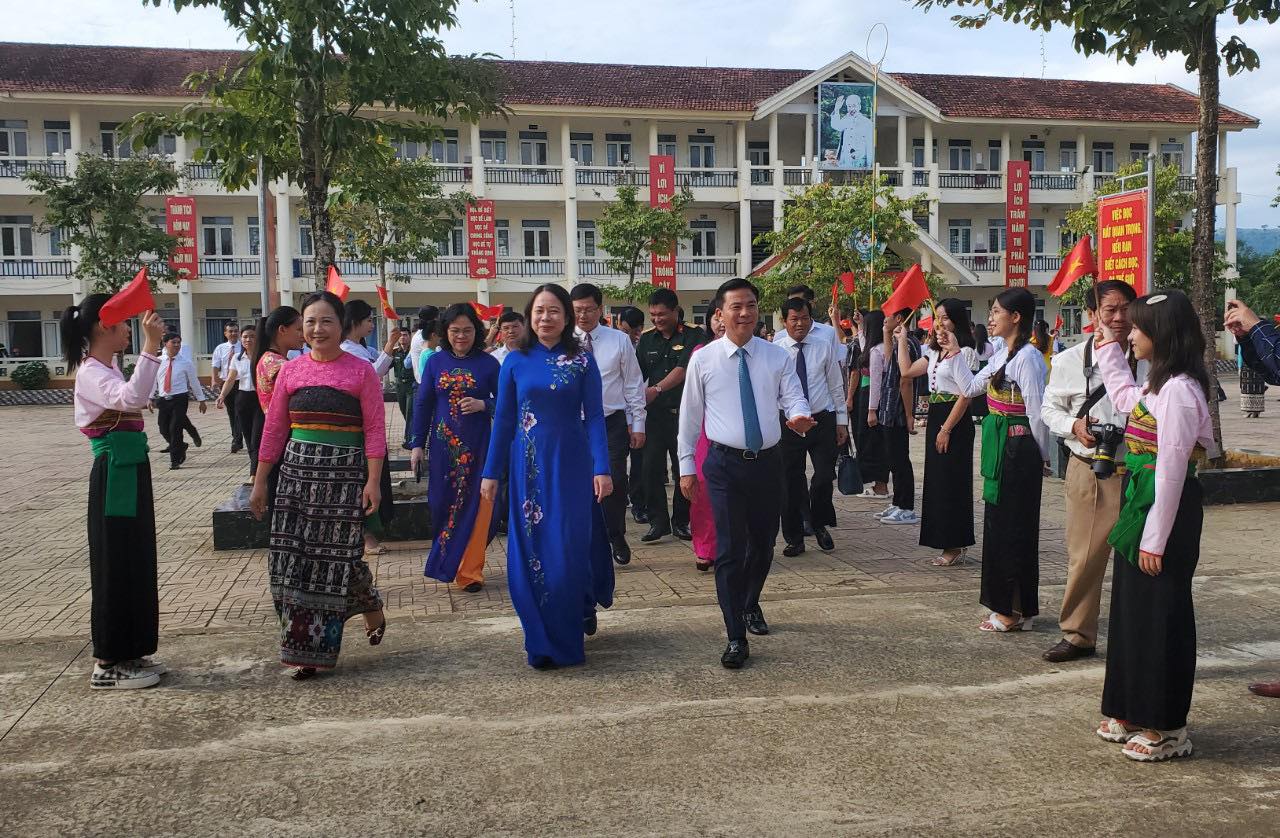 Phó Chủ tịch nước Võ Thị Ánh Xuân dự Lễ khai giảng Trường Trung học phổ thông Dân tộc nội trú Ngọc Lặc. Ảnh - TTXVN. 