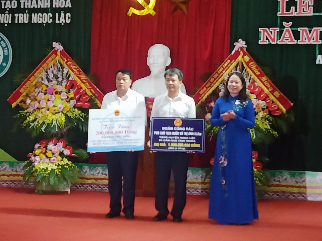 Phó Chủ tịch nước tặng 20 căn nhà trị giá 1 tỷ đồng cho các hộ nghèo trên địa bàn. Ảnh - TTXVN. 