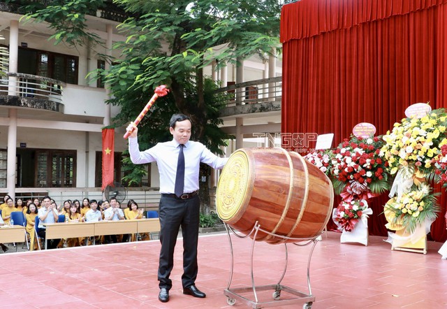 Phó Thủ tướng Trần Lưu Quang đánh trống khai giảng tại Trường phổ thông vùng cao Việt Bắc. Ảnh - TTXVN. 