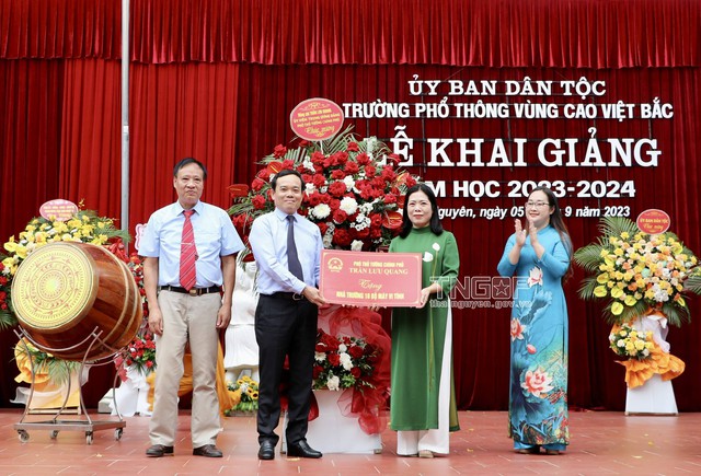 Phó Thủ tướng Trần Lưu Quang trao tặng 10 bộ máy tính cho nhà trường. Ảnh - TTXVN.
