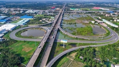 PM seeks speed in key transport projects