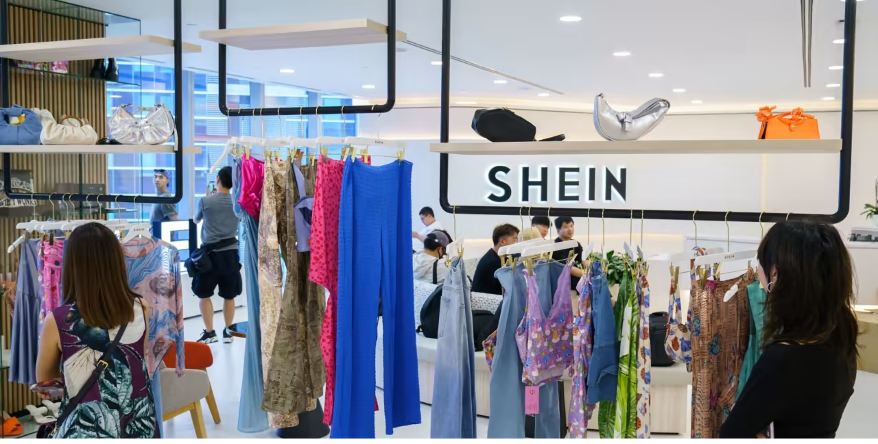 Forever 21 - công ty có 800 cửa hàng vào thời kỳ đỉnh cao - đã gặp khó khăn khi ngày càng có nhiều hoạt động mua sắm chuyển sang trực tuyến. 