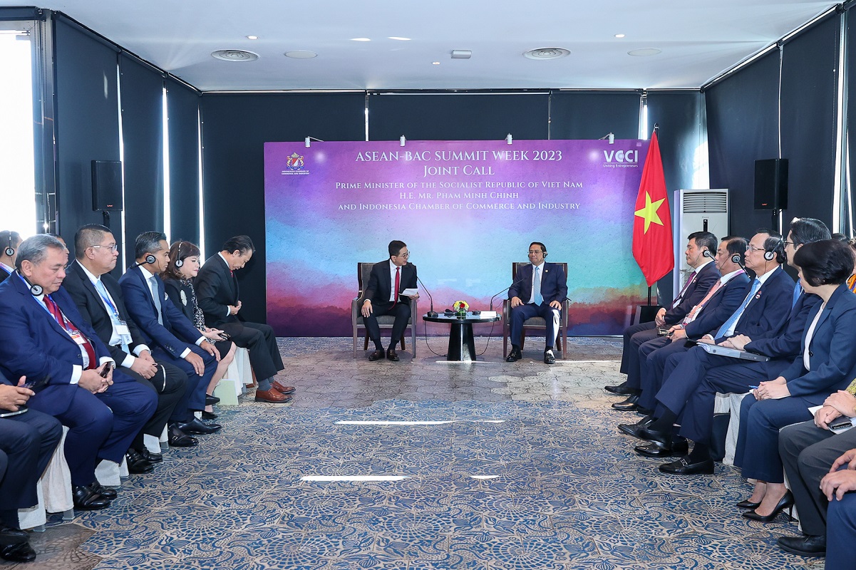 Thủ tướng Phạm Minh Chính tiếp lãnh đạo Phòng Thương mại và Công nghiệp Indonesia và một số doanh nghiệp tiêu biểu của Indonesia. Ảnh:VGP.