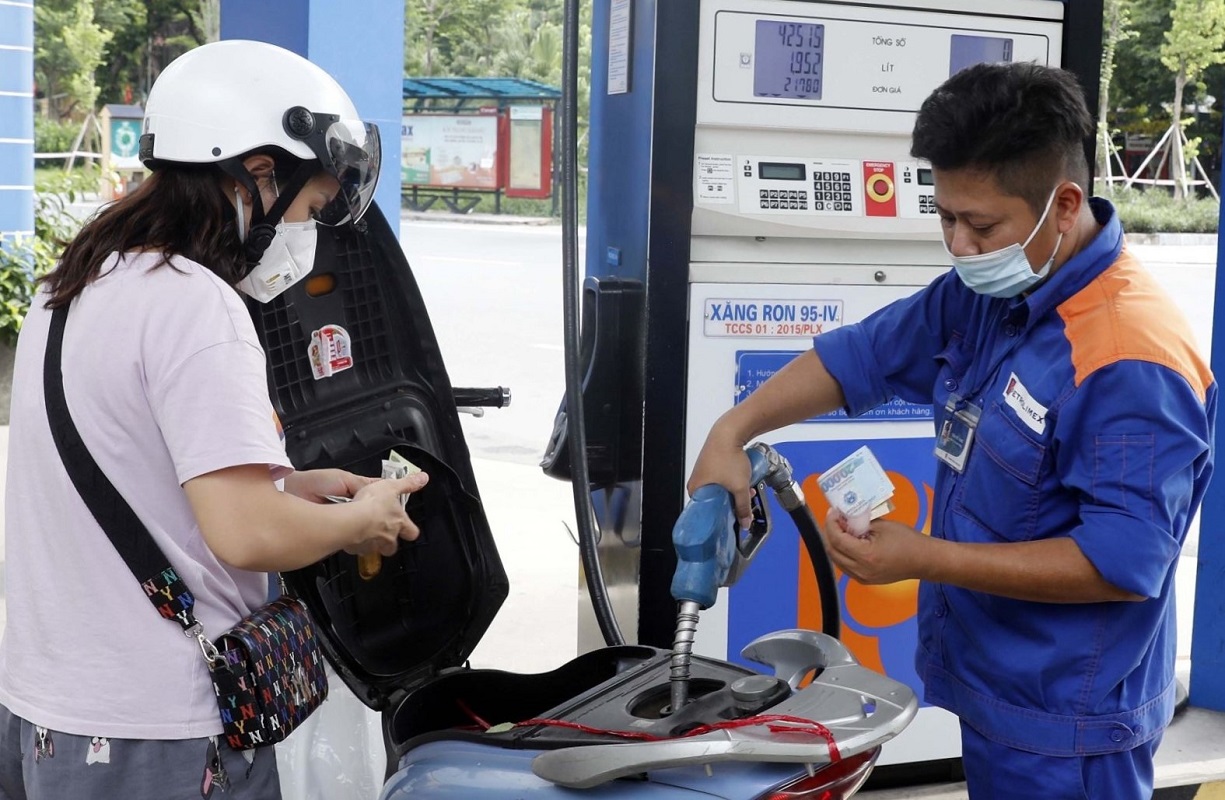 Từ chiều 5/9/2023, giá xăng RON95-III tăng 270 đồng, lên mức 24.871 đồng/lít.