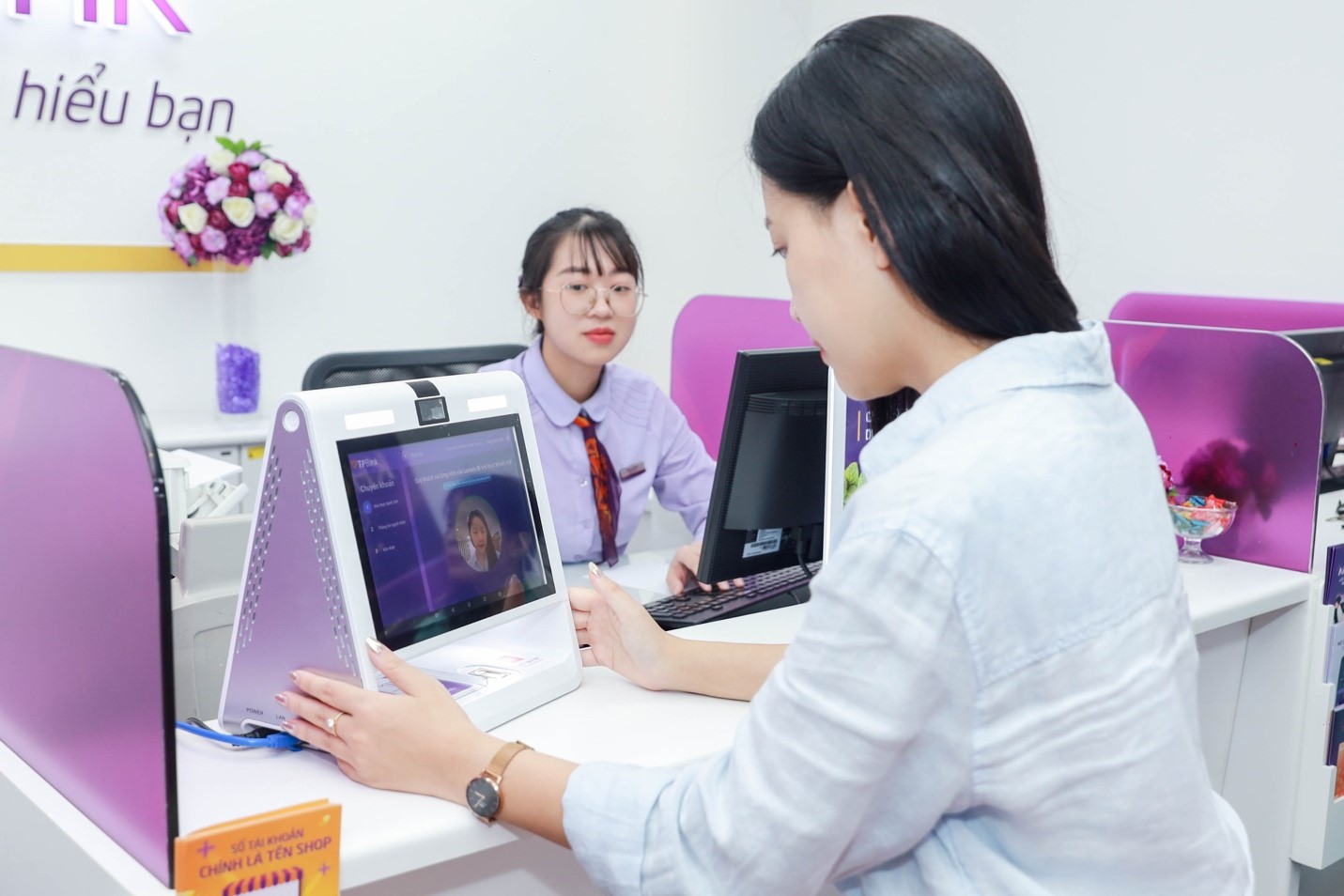 Khách hàng đến TPBank giao dịch nhanh chóng mà không cần giấy tờ.