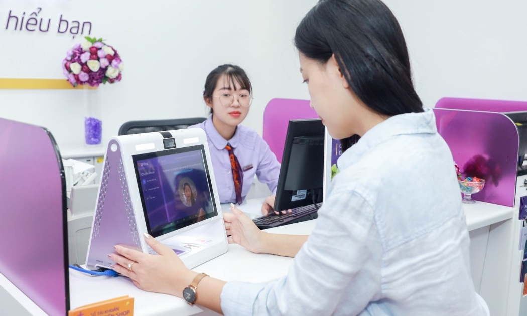 Khách hàng đến TPBank giao dịch nhanh chóng mà không cần giấy tờ.