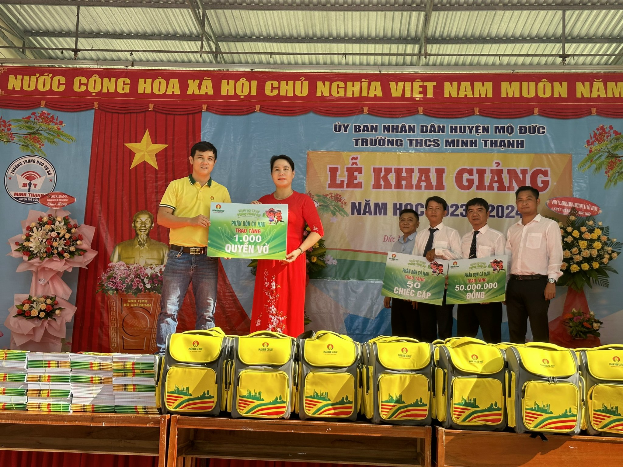 Phân Bón Cà Mau còn trao tặng thêm cặp sách và vở thêm vào hành trang cho các em bước vào năm học mới.