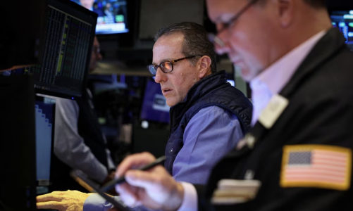 Chứng khoán Mỹ tụt điểm, giá dầu lên đỉnh 10 tháng