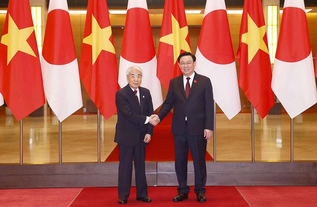 Chủ tịch Quốc hội Vương Đình Huệ và Chủ tịch Thượng viện Nhật Bản Otsuji Hidehisa tại buổi hội đàm. Ảnh: TTXVN.