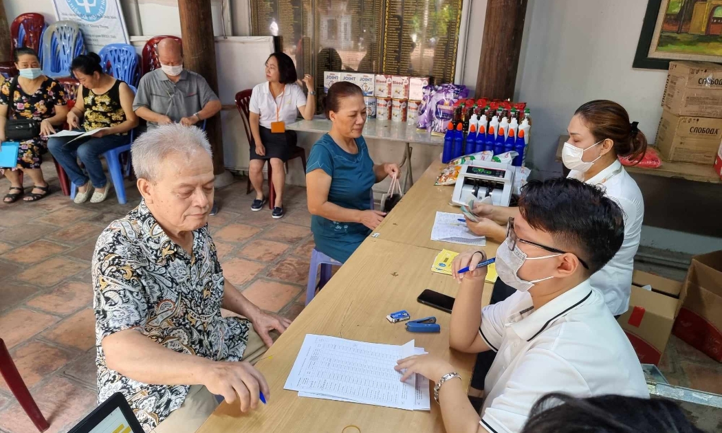 Chi trả lương hưu cho người hưởng tại Hà Nội. Ảnh - Xuân Minh.