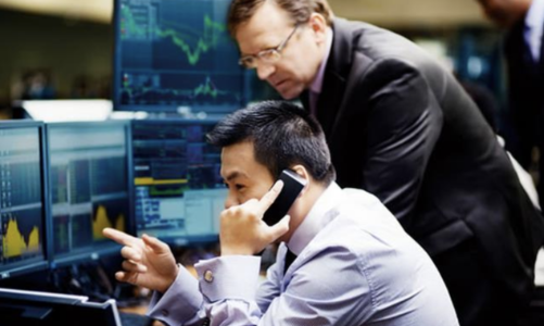 VN-Index chạm đỉnh, tự doanh và nhà đầu tư cá nhân đổ tiền mua ròng