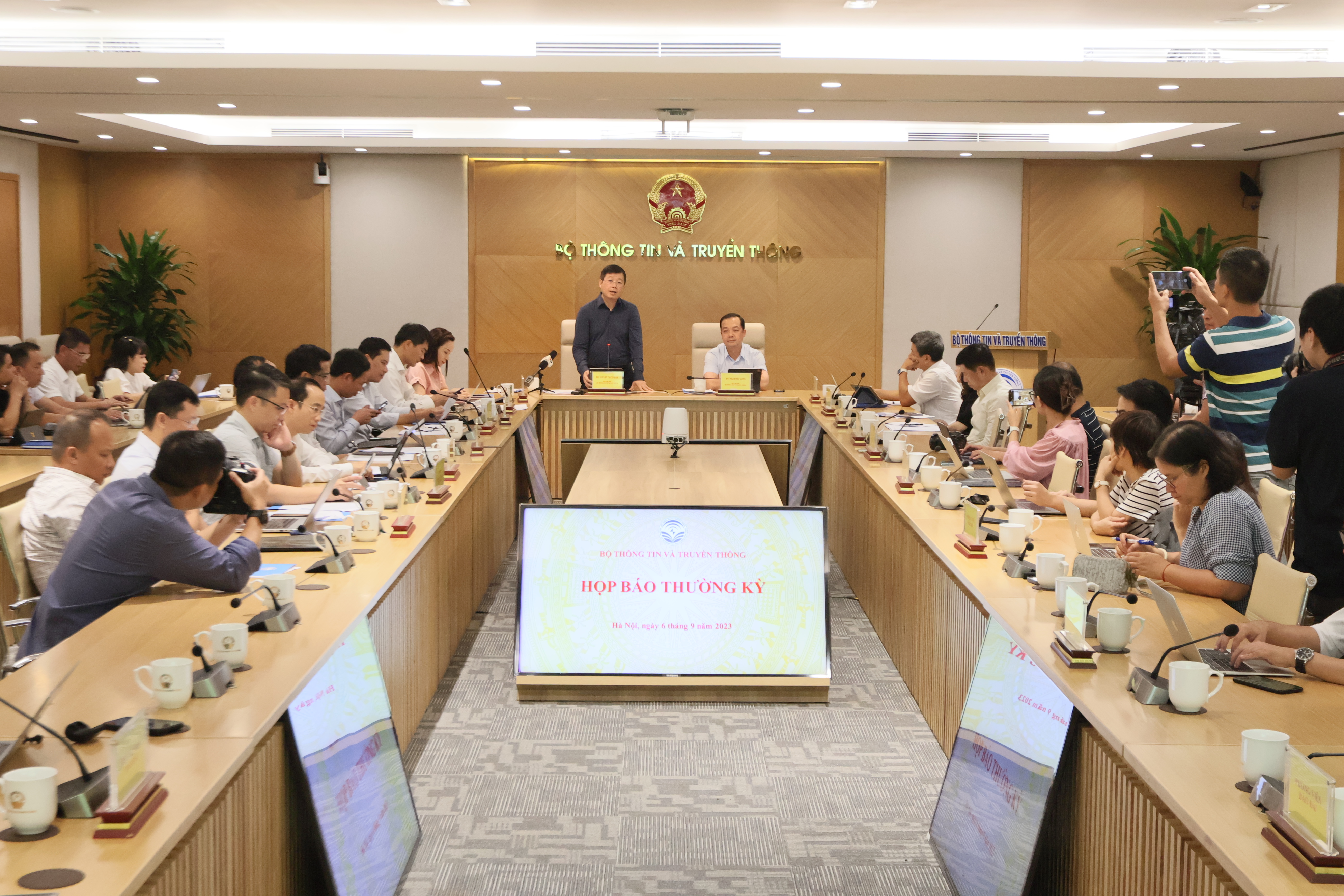 Thứ trưởng Nguyễn Thanh Lâm và Thứ trưởng Phạm Đức Long chủ trì họp báo thường kỳ Bộ Thông tin và Truyền thông chiều 6/9/2023.