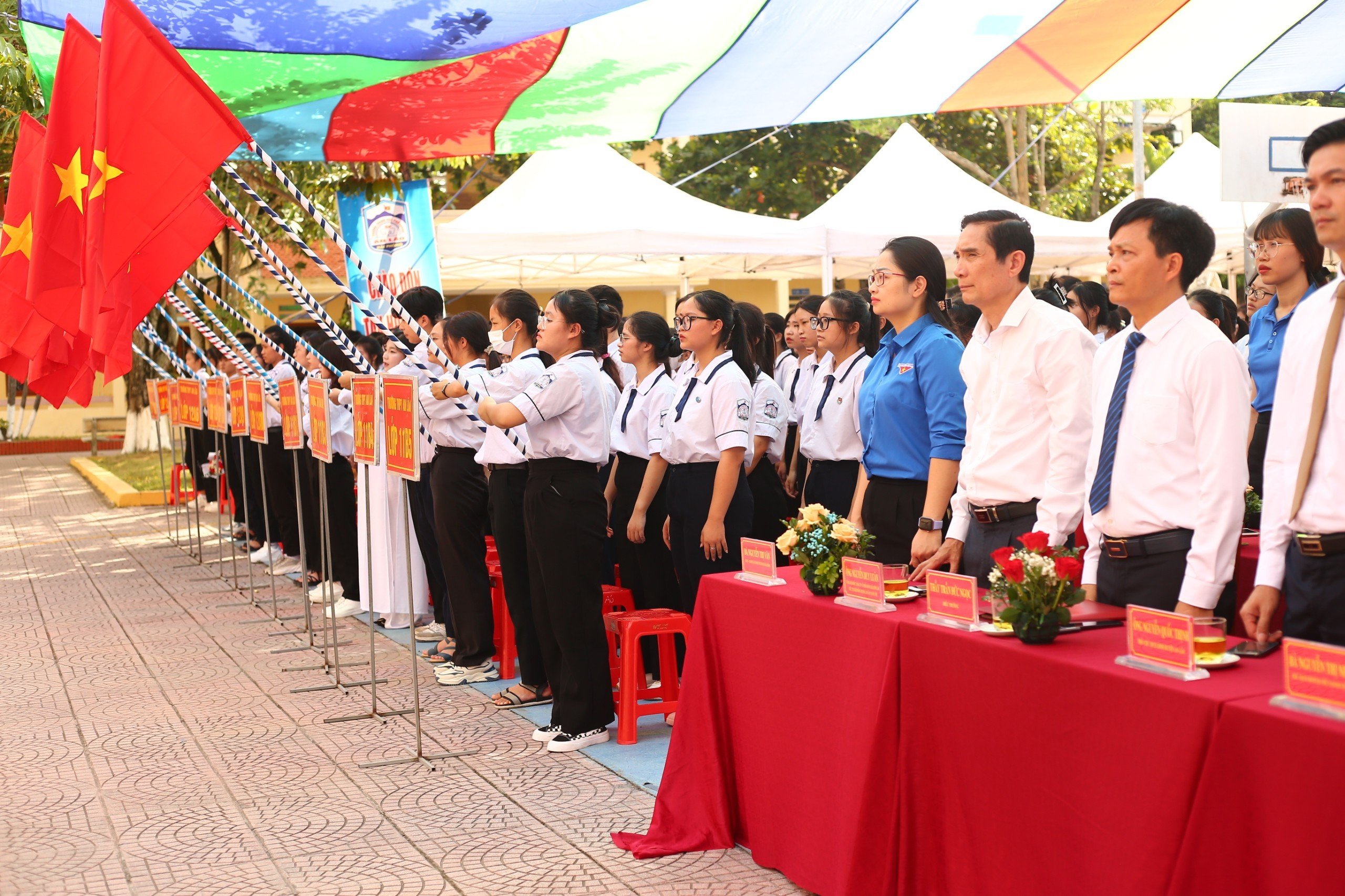 Đại diện MobiFone tham gia lễ khai giảng năm học 2023 - 2024 cùng nhà trường.