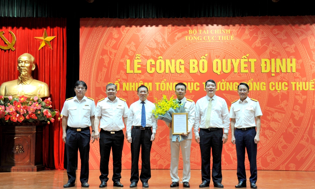 Bộ trưởng Hồ Đức Phớc và Thứ trưởng Cao Anh Tuấn cùng tập thể lãnh đạo Tổng cục Thuế chúc mừng tân Tổng cục trưởng Tổng cục Thuế.