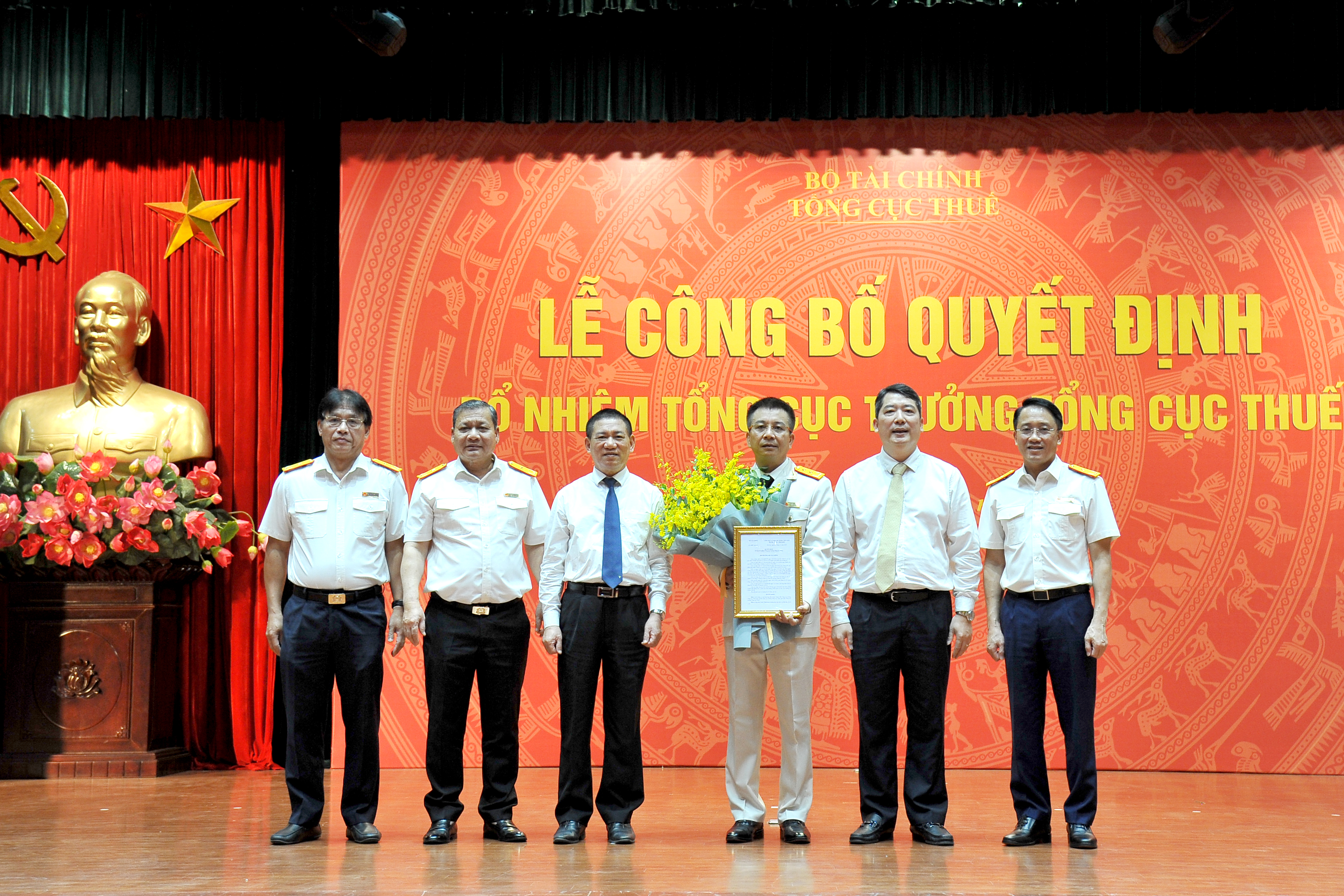 Bộ trưởng Hồ Đức Phớc và Thứ trưởng Cao Anh Tuấn cùng tập thể lãnh đạo Tổng cục Thuế chúc mừng tân Tổng cục trưởng Tổng cục Thuế.