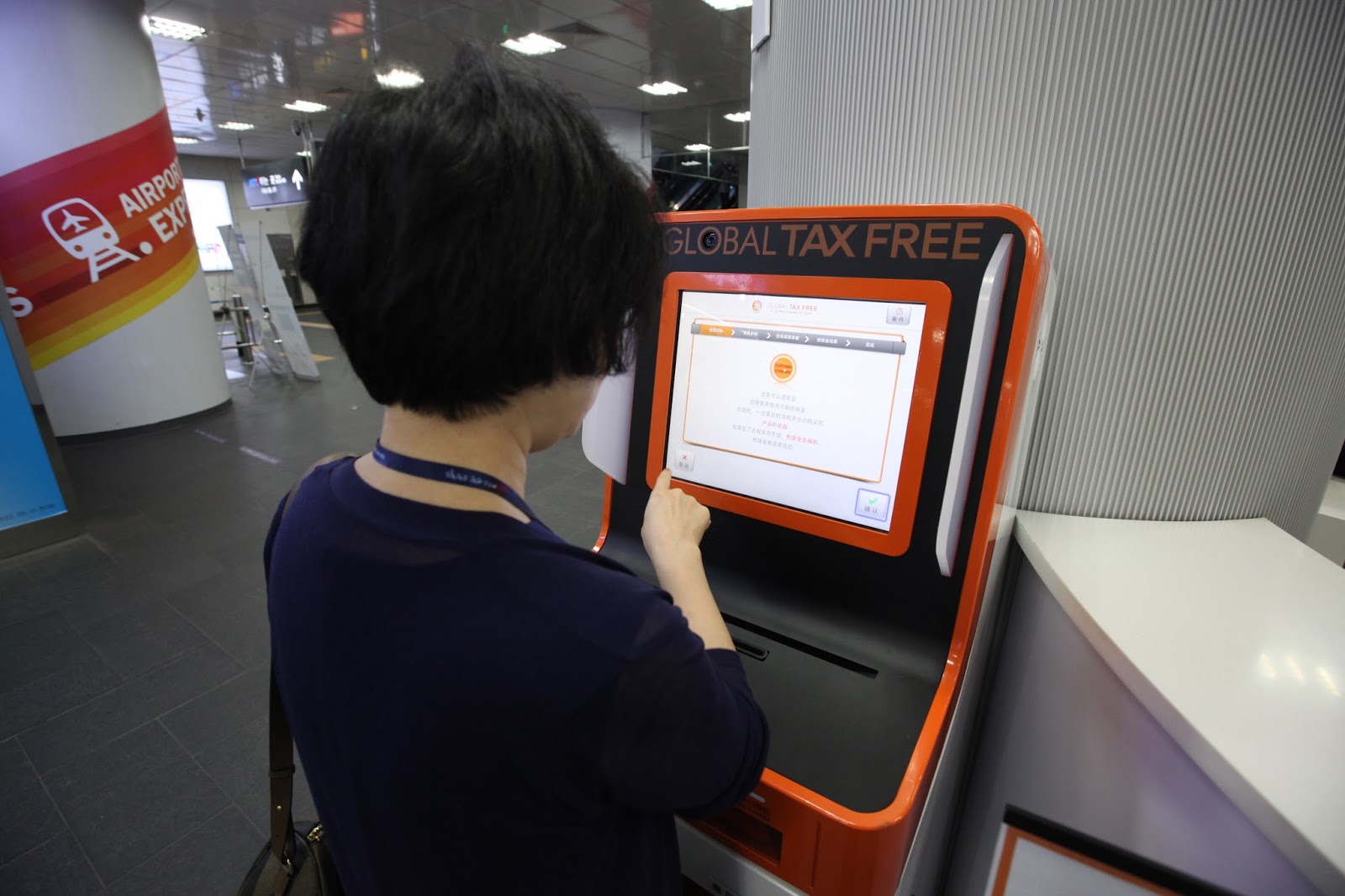 Nhật Bản thậm ch&iacute; c&ograve;n lắp m&aacute;y b&aacute;n h&agrave;ng miễn thuế tự động tại s&acirc;n bay để du kh&aacute;ch kh&ocirc;ng phải xếp h&agrave;ng chờ đợi tại cửa h&agrave;ng để nhận tiền ho&agrave;n thuế.