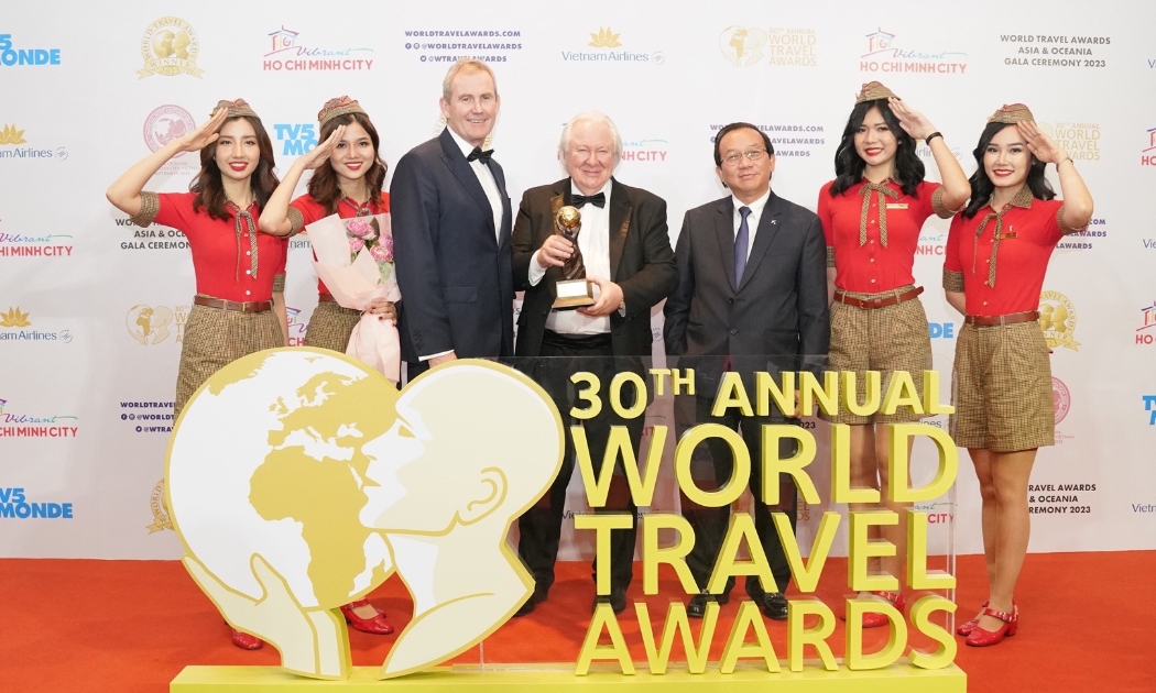 Ông Graham Cooke (giữa), nhà sáng lập và chủ tịch World Travel Awards trao cúp kỷ niệm cho lãnh đạo Vietjet: Phó Tổng giám đốc Michael Hickey và Phó Tổng giám đốc Đỗ Xuân Quang.