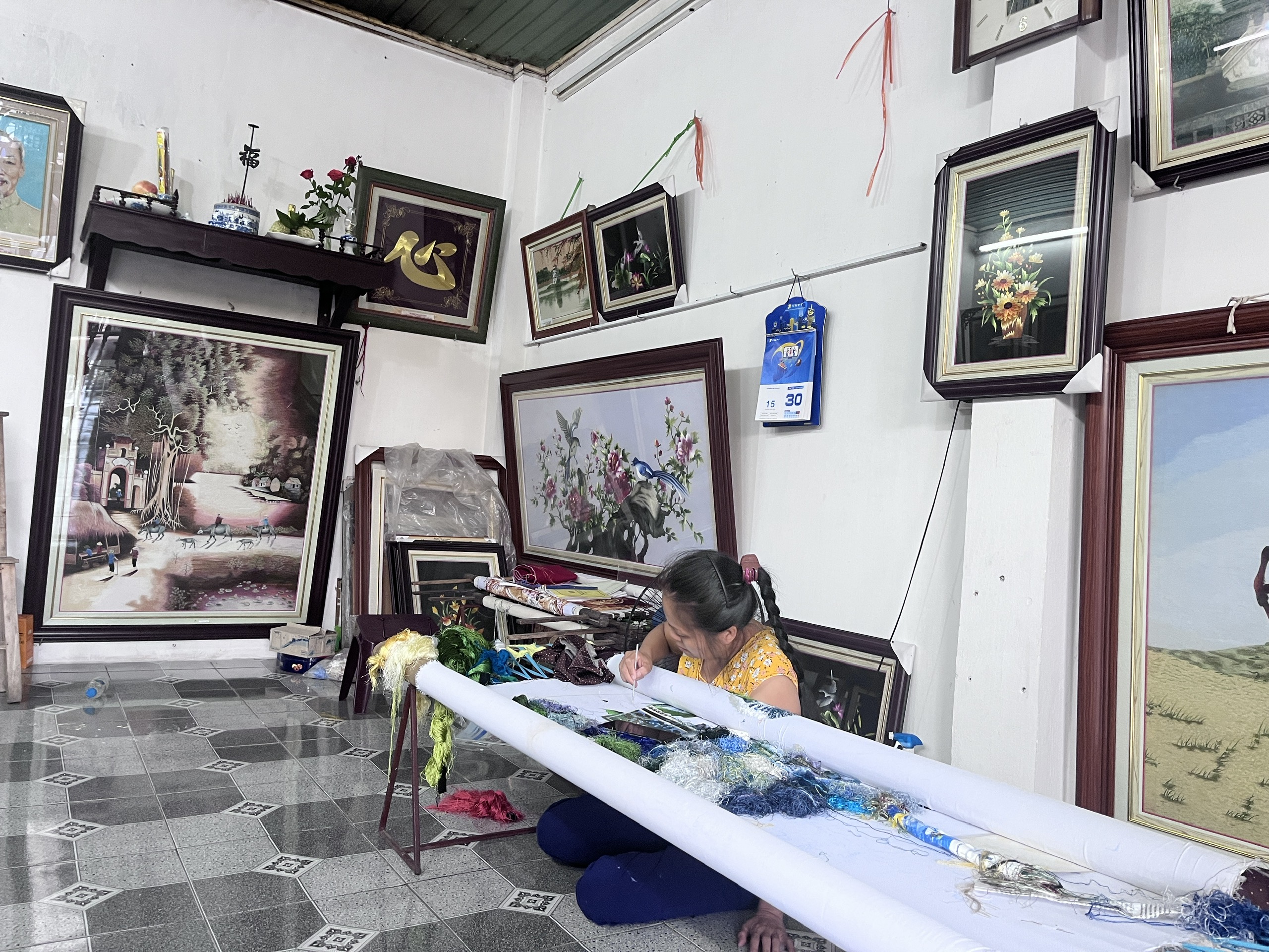 Không giữ nghề riêng cho mình, bà Khương còn mở lớp dạy thêu miễn phí cho những người yêu nghề hoặc những người khuyết tật cần tìm sinh kế.