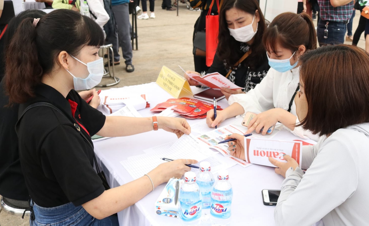 Người lao động tìm kiếm cơ hội tại các phiên giao dịch việc làm. Ảnh - N.Dương.