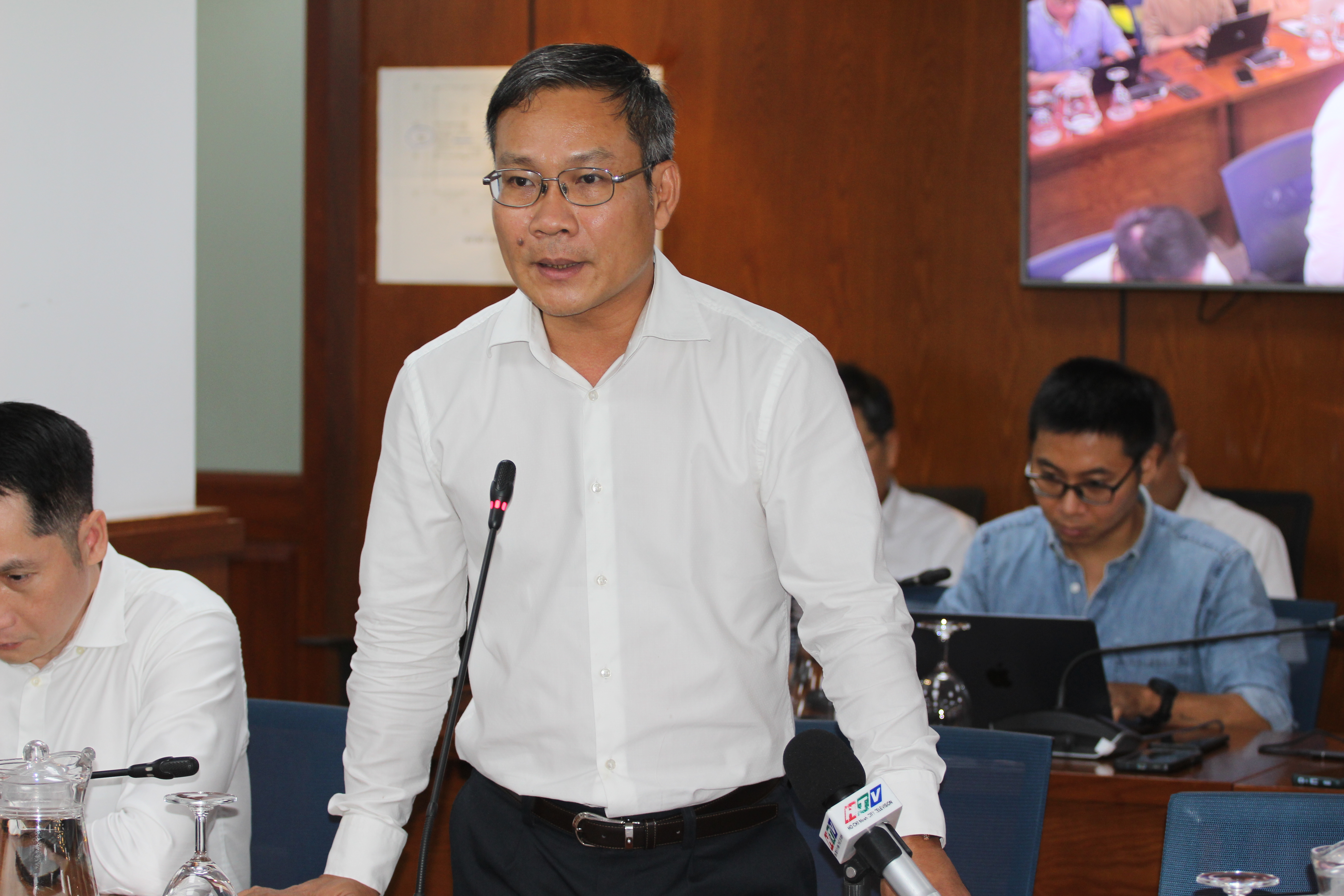 Ông Bùi Trung Kiên, Phó Tổng Giám đốc Tổng Công ty Điện lực TP.HCM (EVNHCMC) thông tin tại buổi họp chiều ngày 7/9 - Ảnh: TN