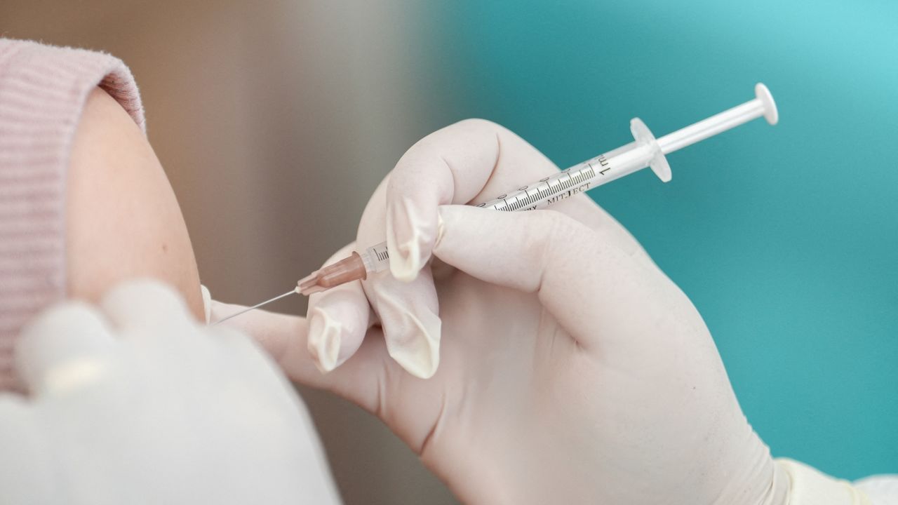 Nhu cầu về vaccine đ&atilde; giảm mạnh kể từ khi hơn 240 triệu người ở Mỹ, tương đương 73% d&acirc;n số, đ&atilde; được ti&ecirc;m &iacute;t nhất một mũi.&nbsp;