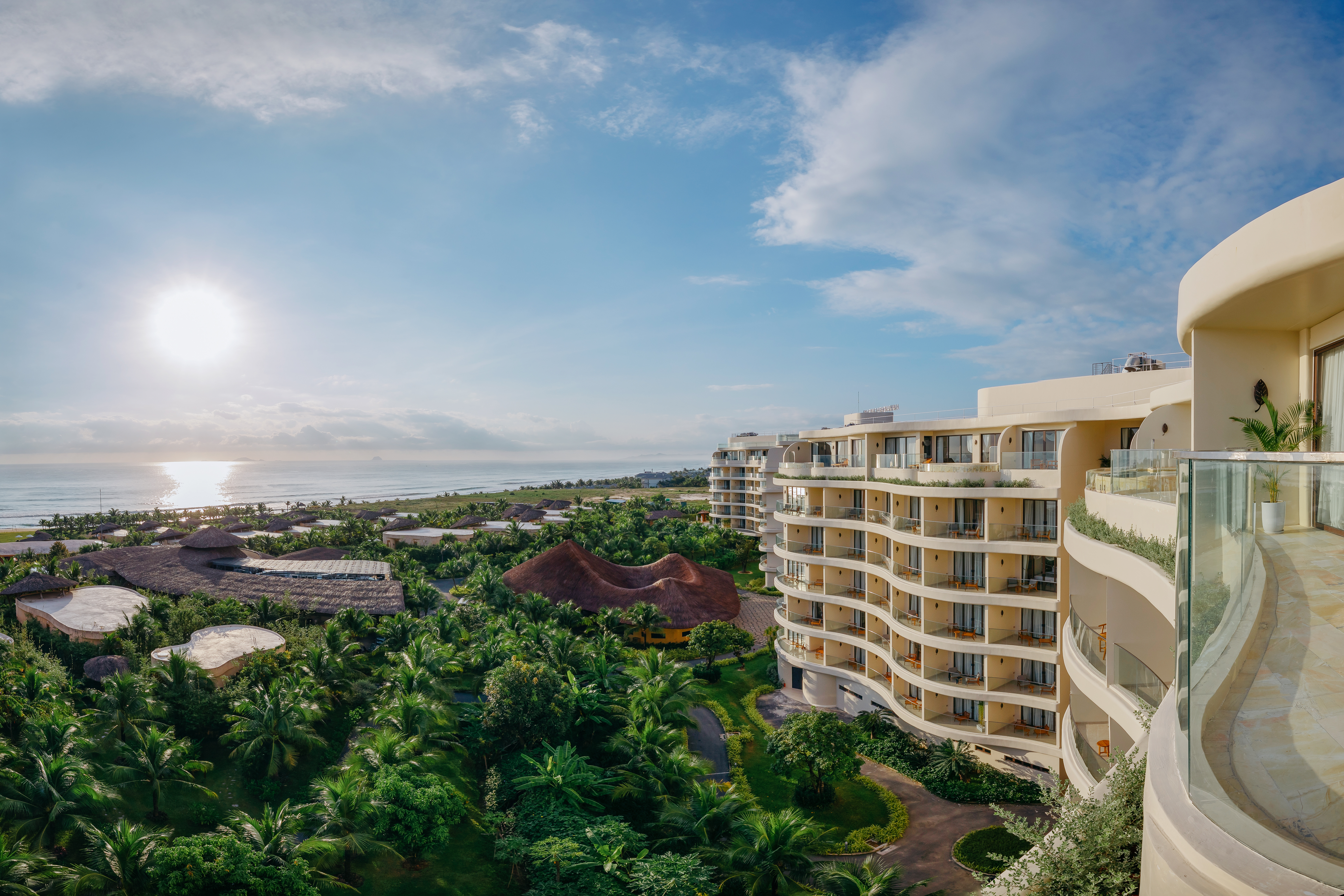 Ana Mandara Cam Ranh đã chinh phục du khách trong và ngoài nước nhờ yếu tố thiết kế mang dấu ấn văn hoá Việt nổi bật đi kèm những trải nghiệm dịch vụ cao cấp.