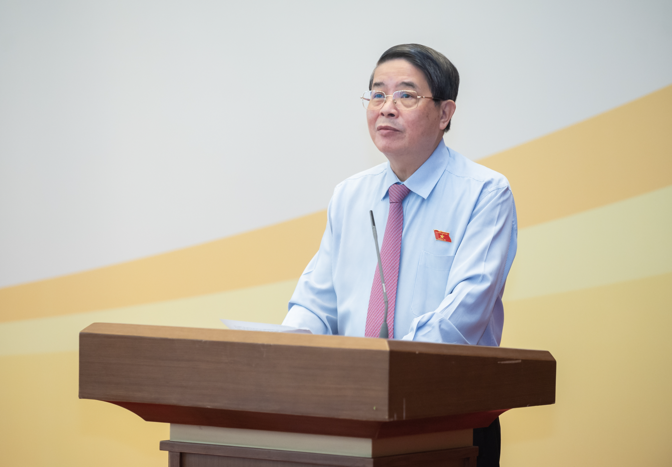 Phó Chủ tịch Quốc hội Nguyễn Đức Hải: "Trong quản lý, sử dụng ngân sách Nhà nước, tài chính công, tài sản công tại một số Bộ, ngành, địa phương chưa chuyển biến đáng kể, nhiều tồn tại, hạn chế kéo dài nhiều năm chậm được khắc phục. Số kiến nghị về xử lý tài chính, xử lý khác; rà soát, sửa đổi ban hành văn bản quy phạm pháp luật; yêu cầu kiểm điểm các tổ chức, cá nhân có xu hướng năm sau tăng cao hơn năm trước. Số kết luận, kiến nghị kiểm toán chưa thực hiện còn rất lớn"