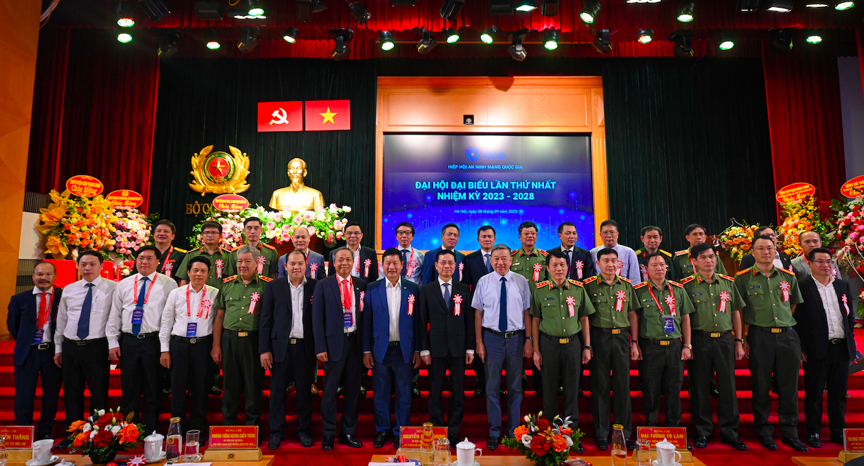 Các đại biểu tham dự Đại hội toàn quốc lần thứ nhất của Hiệp hội An ninh mạng quốc gia chụp ảnh lưu niệm.