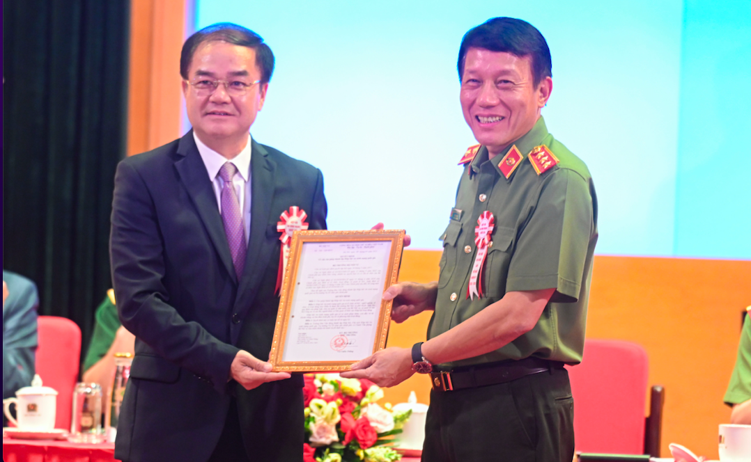 Thứ trưởng Bộ Nội vụ Vũ Chiến Thắng trao quyết định thành lập Hiệp hội An ninh mạng quốc gia cho Thượng tướng Lương Tam Quang.