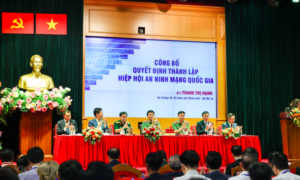 Công bố quyết định Hiệp hội An ninh mạng quốc gia và Đại hội Đại biểu toàn quốc lần thứ nhất, nhiệm kỳ 2023-2028 - Ảnh: M.Sơn.