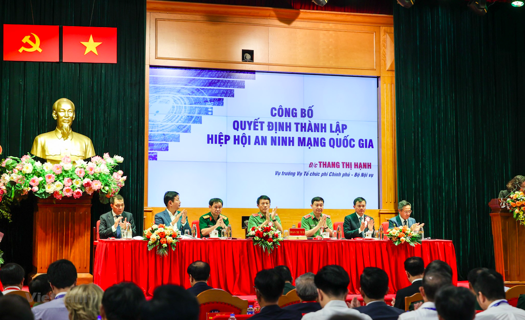 Công bố quyết định Hiệp hội An ninh mạng quốc gia và Đại hội Đại biểu toàn quốc lần thứ nhất, nhiệm kỳ 2023-2028 - Ảnh: M.Sơn.