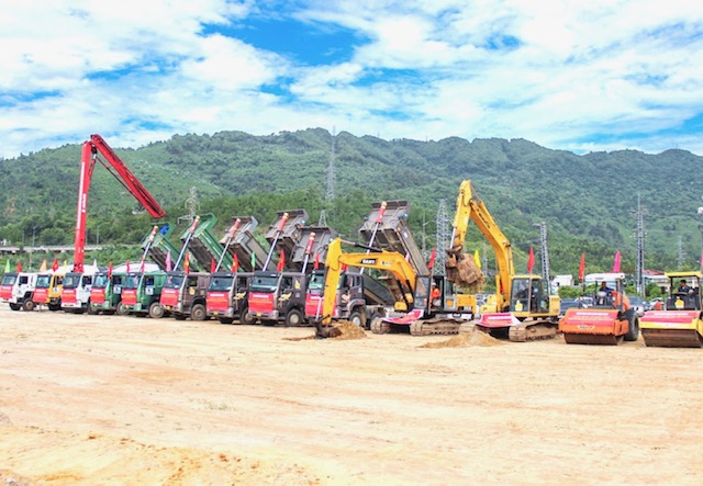 Máy móc, thiết bị của nhà thầu khởi động thi công tuyến đường ven biển nối cảng Liên Chiểu.