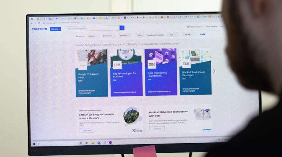 Cách Coursera nắm bắt tiềm năng của AI tạo sinh