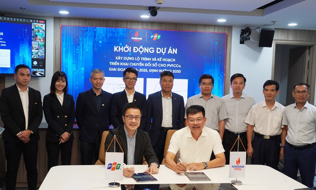 Ông Lê Cự Tân - Tổng giám đốc PVFCCo và ông Trần Huy Bảo Giang - Tổng giám đốc FPT Digital ký kết Dự án Tư vấn Chuyển đổi số toàn diện.