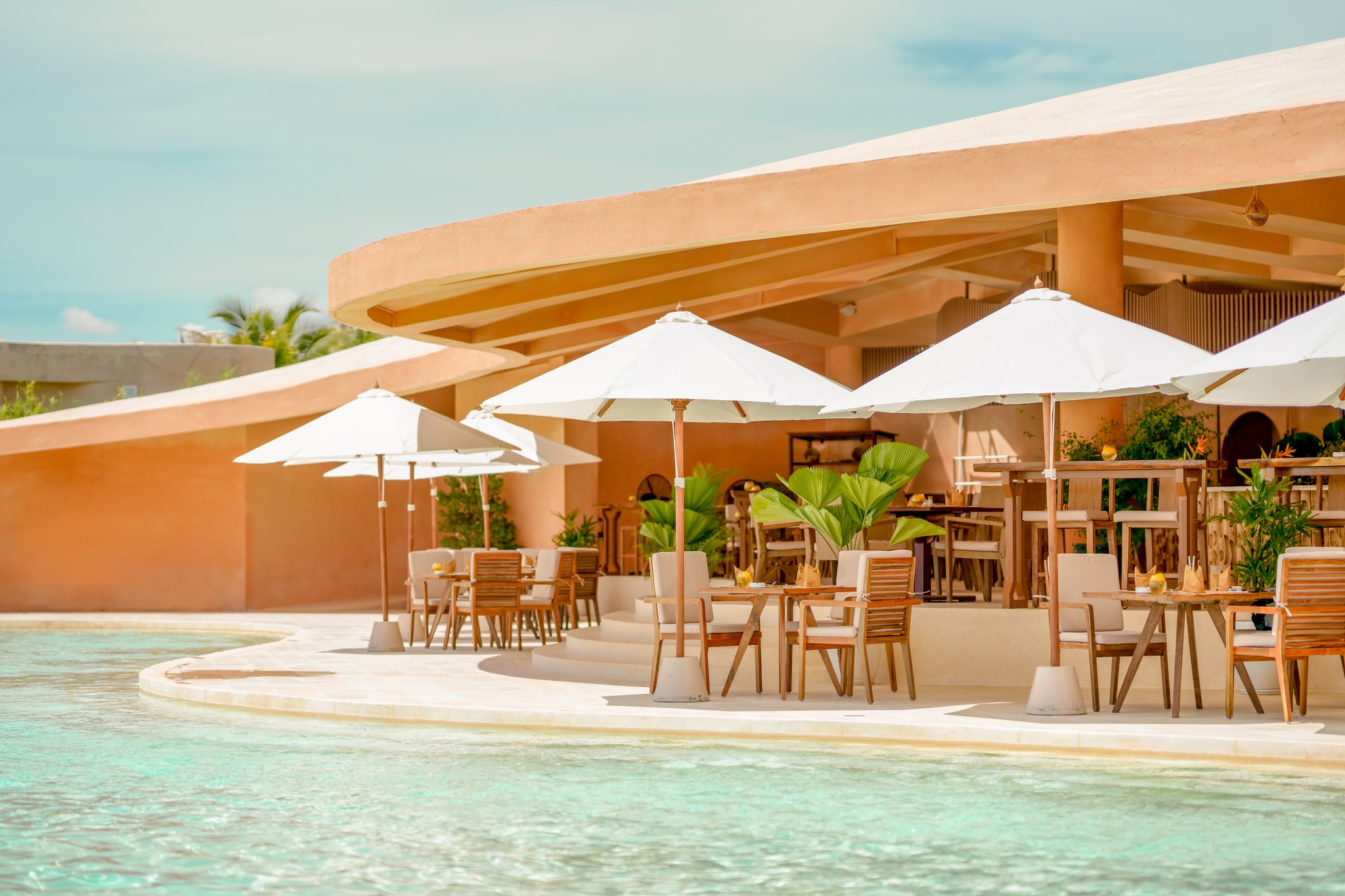 Ana Mandara Cam Ranh hội tụ đủ các yếu tố của một khu nghỉ dưỡng hoàn hảo cả về vị trí, lối kiến trúc nổi bật cũng như hệ thống tiện ích đa dạng.