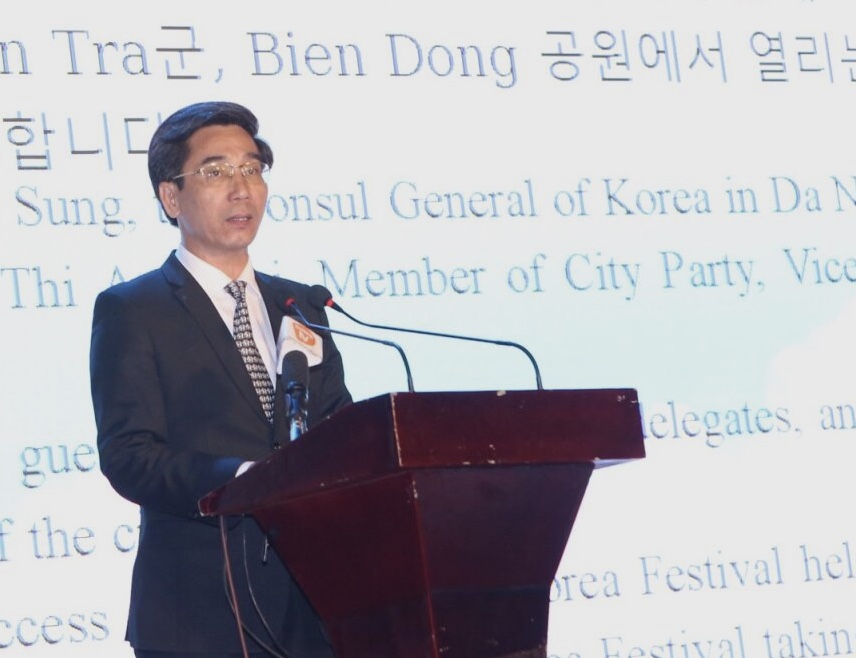 ÔngTrần Chí Cường, Phó Chủ tịch UBND TP. Đà Nẵng, phát biểu khai mạc Lễ hội Việt Nam - Hàn Quốc năm 2023. Ảnh Ngô Anh Văn.