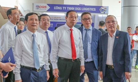 Chủ tịch UBND tỉnh Bà Rịa - Vũng Tàu Nguyễn Văn Thọ (đeo cà vạt đỏ), đại diện VCCI trao đổi với các doanh nghiệp tại triển lãm gian hàng, chiều 8/9. 
